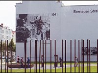 0002 afhopper  Bernauer Strase hvor en soldat springer fra Øst Berlin over til Vest berlin. 1961.. Stolperne markerer hvor Berlinmuren lå.