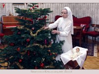 Dalum Kloster 2017 02  Juletræ på Dalum Kloster - Sr. Goretti pynter juletræet.